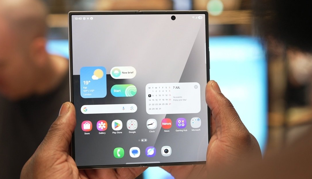 Samsung введет двойное ультратонкое стекло для Galaxy Z Fold 8, чтобы убрать складку